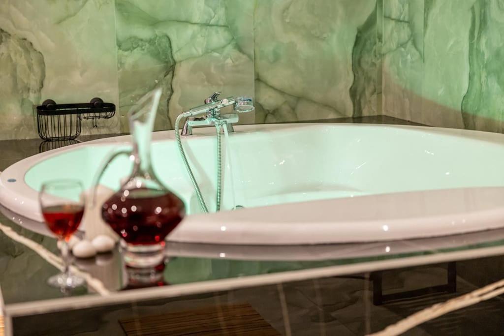 Smaragdi Luxury Jacuzzi Apartment Noho Premium Living Athen Eksteriør bilde