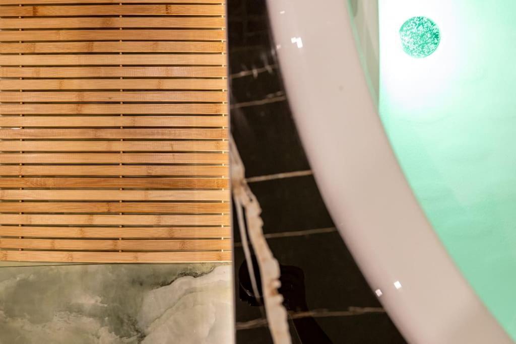 Smaragdi Luxury Jacuzzi Apartment Noho Premium Living Athen Eksteriør bilde