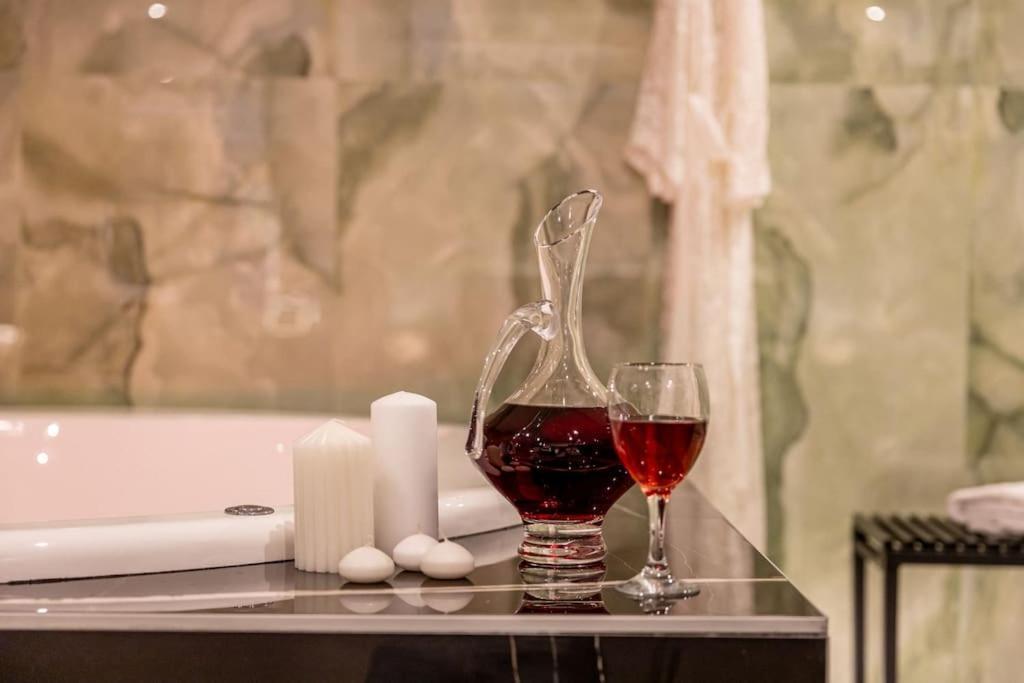 Smaragdi Luxury Jacuzzi Apartment Noho Premium Living Athen Eksteriør bilde