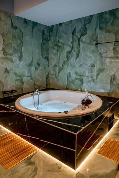 Smaragdi Luxury Jacuzzi Apartment Noho Premium Living Athen Eksteriør bilde