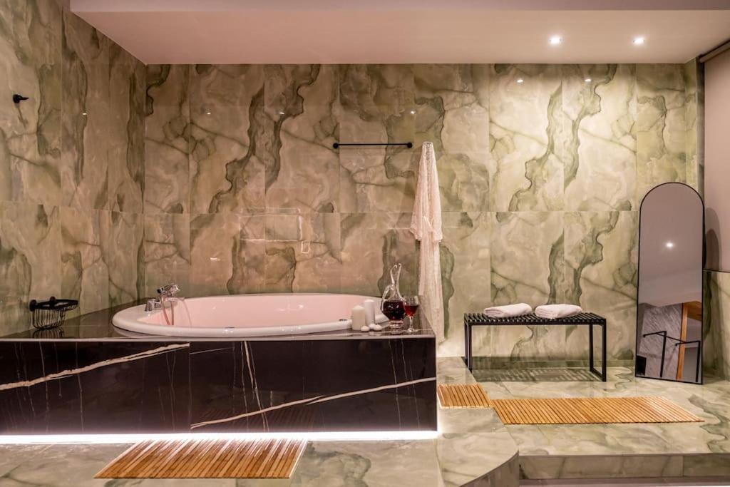 Smaragdi Luxury Jacuzzi Apartment Noho Premium Living Athen Eksteriør bilde
